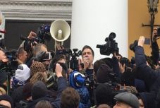 FRISSÍTVE - Hívei kiszabadították Miheil Szaakasvilit, és elindultak a kijevi parlament felé