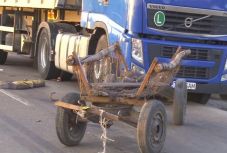 Durva baleset: nyerges vontató ütközött szekérrel Kovászna megyében