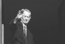 December 16-án temetik Mihály királyt