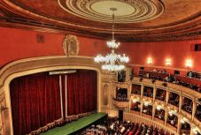 Magyar jelölteknek szurkolhatunk a bukaresti operagálán