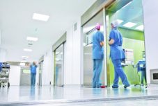 Ablakmosót ivott egy gyermek egy bálványosi szállodában