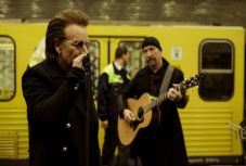 Spontánul zenélni kezdett a U2 a berlini metróban