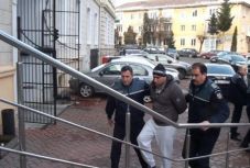 Letartóztatták a karddal rendőrre támadó férfit és bűntársait