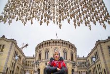 Szarvaskoponyákat vitt egy tiltakozó nő a norvég parlamenthez