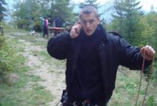 Mesterséges kómában tartják a karddal megsebesített rendőrt