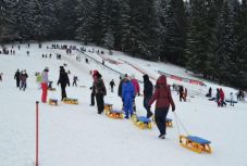 Üzembe helyezték Brassópojánán a műhóval ellátott szánkó- és tubing pályát