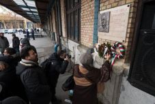 Emléktábla Puczi Bélának: Magyarországon román cigányként tekintettek rá