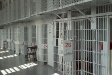 Ezer börtönőr alkalmazásával küzdenének a súlyos létszámhiány ellen