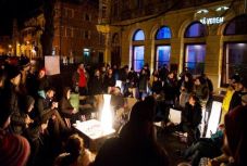 Már több mint 21 órája tüntetnek Nagyszebenben a PSD-székház előtt