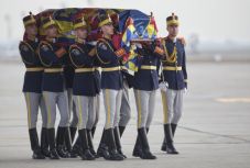 Megérkezett Mihály király koporsója Romániába