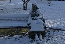 Mentőt hívtak egy szoborhoz