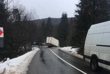 Jegesek az utak Hargita megyében, egy kamionos is megjárta
