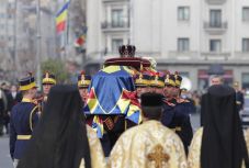 FRISSÍTVE - Utolsó útjára kísérték Mihály királyt