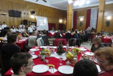 Közös ünnepi vacsorát adtak hajléktalanoktól üzletemberekig mindenkinek