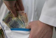 Törvénymódosítás: hivatalosítják az orvosoknak adott hálapénzt