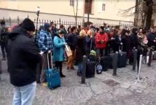 Több százan vettek részt utazótáskákkal a nagyszebeni néma tüntetésen