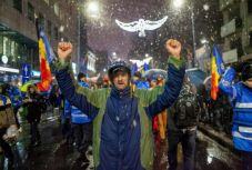 Több ezren tüntettek vasárnap este Bukarestben és a nagyvárosokban