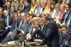 Nagy-Britannia törvénybe foglalja az EU-állampolgárok jogosultságait