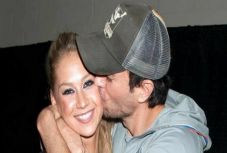 Óriási hírt jelentett be Enrique Iglesias és Anna Kurnyikova