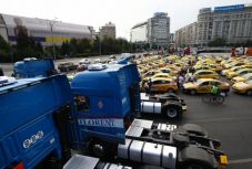 A kormánypalota előtt tiltakoznak a személyszállítással foglalkozó fuvarozók