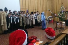 Magyar és román betlehemessel ünnepeltek a Hargita megyei árva gyerekek