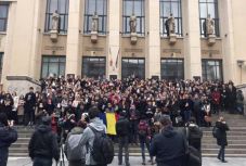 Alkotmánnyal a kezükben tiltakoztak a joghallgatók az igazságügyi törvények ellen