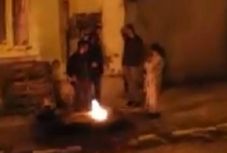 A városközpont egyik utcáján vágott disznót ez a család