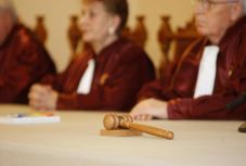 Megtámadják az alkotmánybíróságon a bírák és ügyészek jogállásáról szóló törvény módosítását