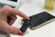 Ha elege van a hatalmas telefonokból, itt a világ legkisebbje