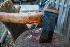 Fejszével csapta agyon bántalmazó férjét egy háromszéki asszony