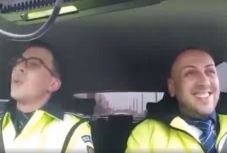 Imádja az internet a két aradi rendőr karácsonyi köszöntőjét
