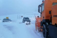 Autósok akadtak el a közel egy méteres hóban