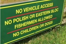 Angliai horgásztó tulajdonosa diszkriminálta a kelet-európaiakat, figyelmeztették