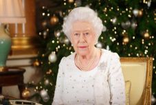 A terrorral sújtott városokra emlékezett az angol királynő