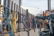 Ruhákkal aggatták tele a koszovói kormányfő hivatalának kerítését