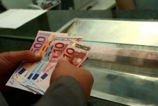 A hitelek drágulását, 4,73 lejes eurót jósolnak jövőre az elemzők