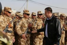 Meglátogatta a védelmi miniszter az Afganisztánban szolgáló román katonákat