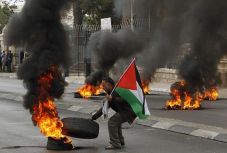 Palesztinok sebesültek meg a ciszjordániai és gázai övezeti zavargásokban