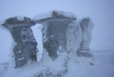 Száznál is több turista rekedt szilveszter este a Bucsecs-hegységben