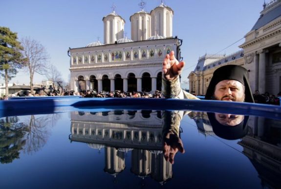 Mintegy háromezren vettek részt a víz szentelésén a pátriárkai székesegyházban