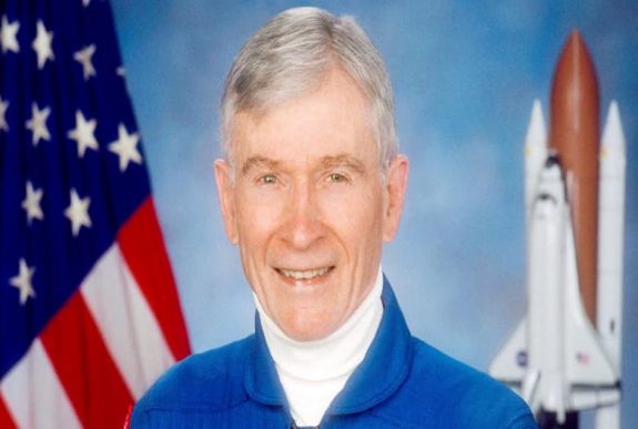 Elhunyt John Young asztronauta, a kilencedik ember a Holdon