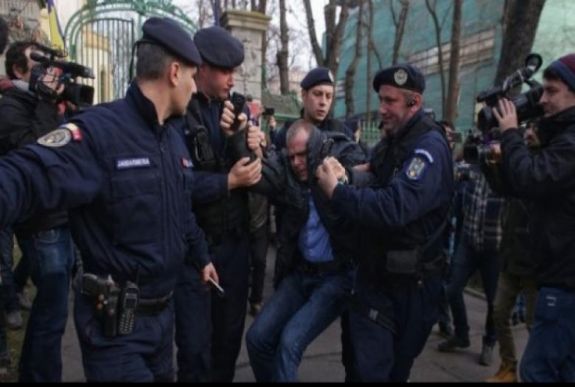 Csendőrautón vitték el a PSD-székház előtt tüntető újságírót