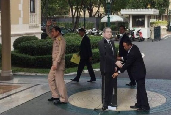 Hús-vér miniszterelnök helyett kartonbábut kérdezhettek ki a thai újságírók