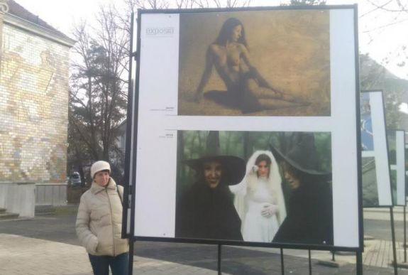 Művészi aktok és életképek a csíkszeredai járókelőknek