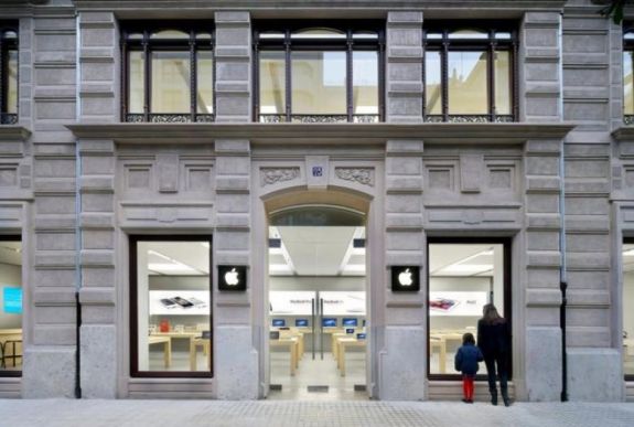 Két Apple-üzletben is felgyúlt akkumulátor okozott pánikot