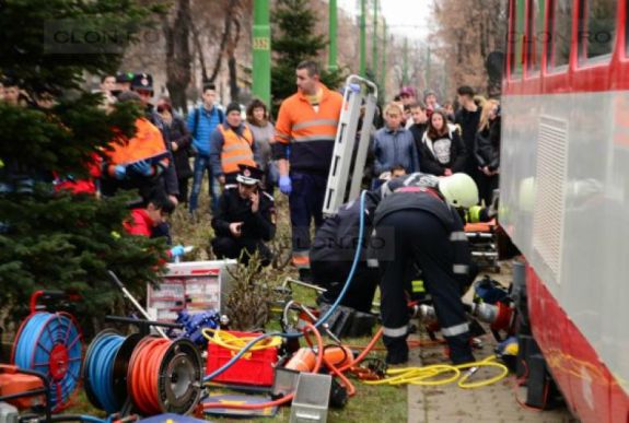 Villamos alá került a lány, aki mobilozva kelt át az úttesten