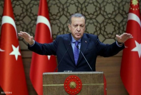 Törökországban elbocsátott közalkalmazottakat vettek vissza, de újabbakat rúgtak ki 