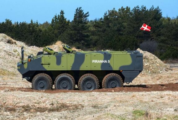 Páncélosok beszerzéséről írt alá szerződést a védelmi miniszter