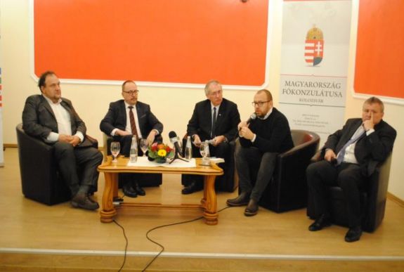 Magyar kerekasztal Kolozsváron: „A híd szerepét kellene betöltenünk, de csatatér vagyunk”