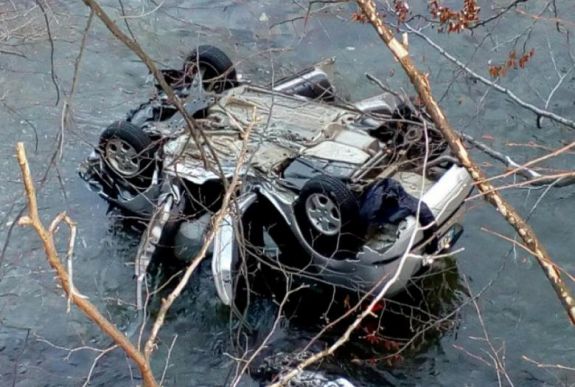 A Zsil-folyóban landolt egy autó, két utas meghalt